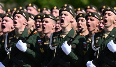 Des soldats russes défilent à Moscou le 9 mai 2025 lors des cérémonies pour célébrer la victoire contre l'Allemagne nazie en 1945.