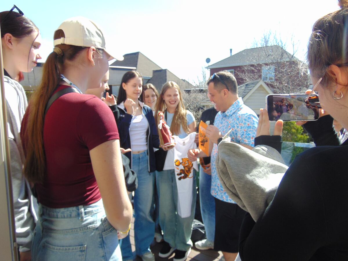 La formation ukrainienne a échangé des cadeaux avec Olivier Hubert-Benoît, l'un des acteurs principaux de la venue de l’équipe en sol québécois.