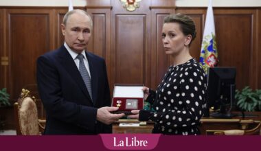 "Je suis la mère d'un caporal mort au combat… Merci à vous" : quand les femmes russes en deuil remercient Vladimir Poutine