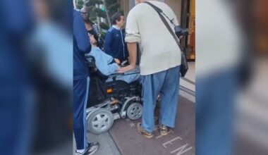 À Paris, un homme en fauteuil roulant bloqué au pied d’un hôtel de luxe : « J’ai attendu 1 heure pour entrer »