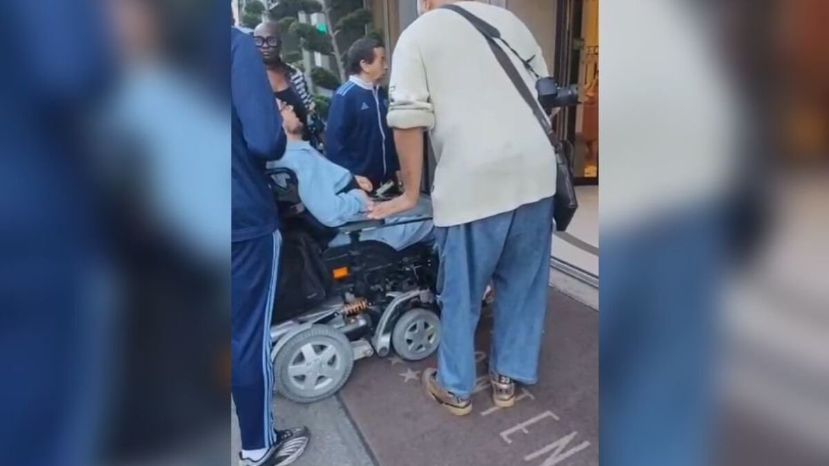 À Paris, un homme en fauteuil roulant bloqué au pied d’un hôtel de luxe : « J’ai attendu 1 heure pour entrer »