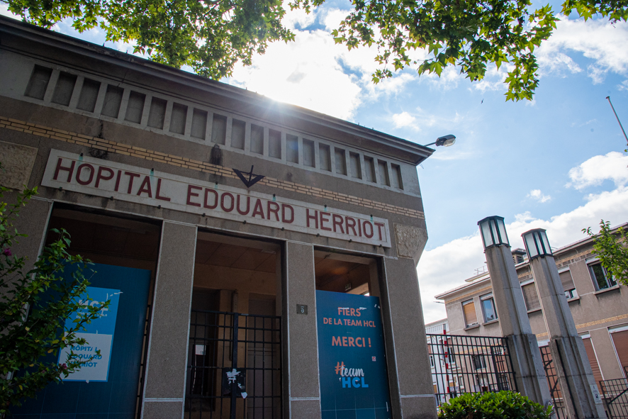 Près de Lyon, une voiture entre en collision avec un poids lourd, un blessé grave 