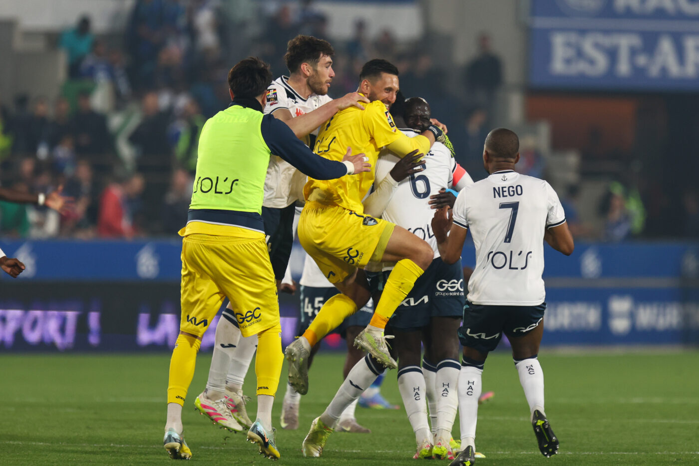 Les Havrais accueillis en héros par leurs supporters à leur retour de Strasbourg - Ligue 1 - J34 - Strasbourg-Le Havre (2-3)