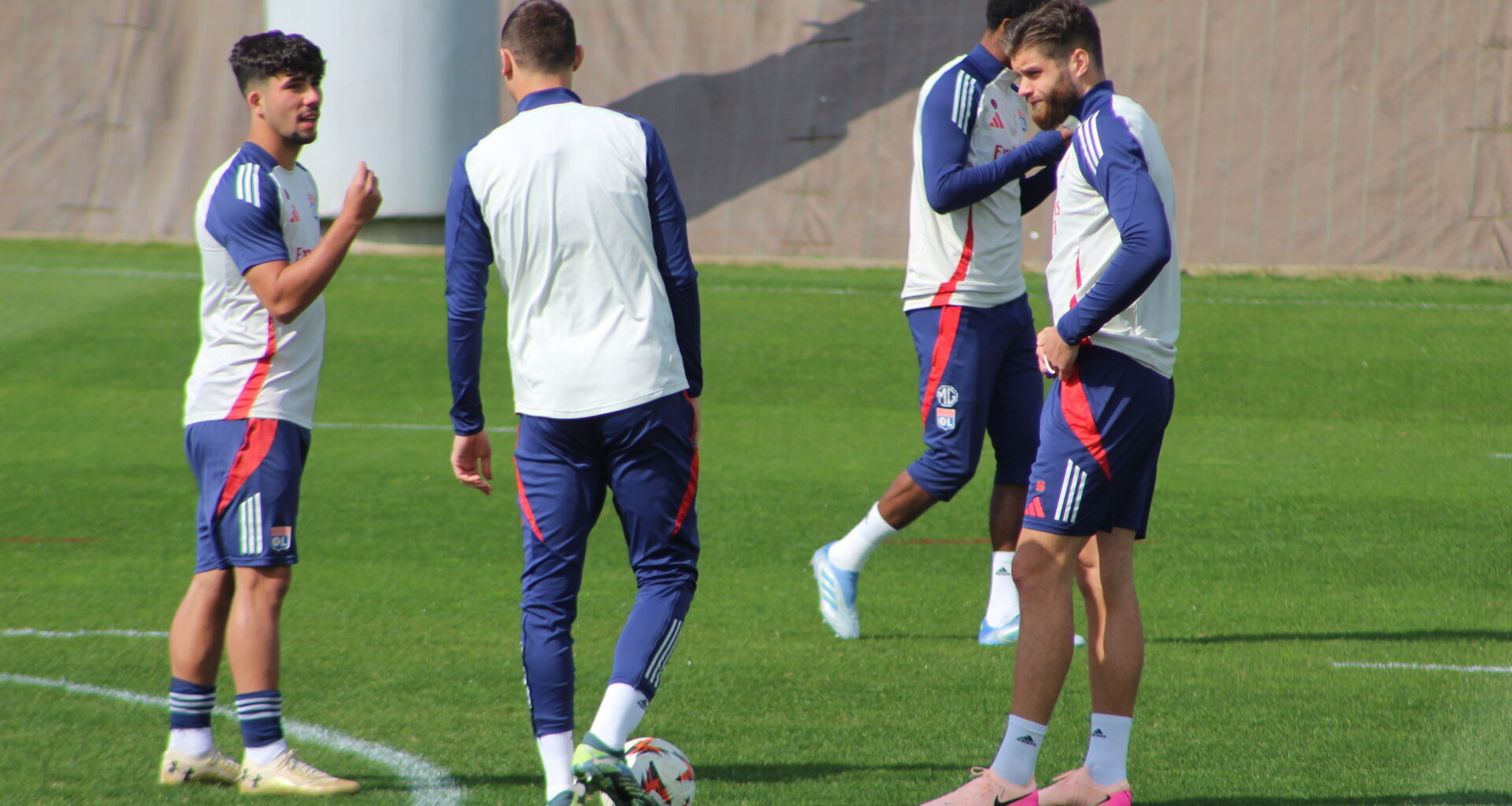 Gomes Rodriguez et Barisic avec le groupe pro avant OL