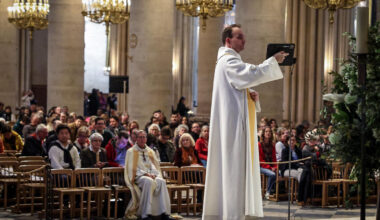 À Notre-Dame de Paris au moment des premiers mots de Léon XIV : « Il a une voix jeune, il a l’air dynamique »