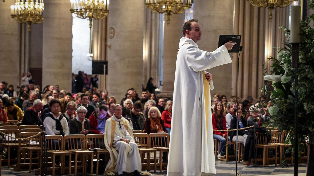À Notre-Dame de Paris au moment des premiers mots de Léon XIV : « Il a une voix jeune, il a l’air dynamique »