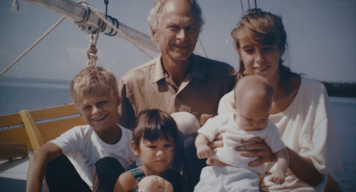 La famille en des temps plus heureux. Virginia est dans les bras de sa mère, Florence, Thomas, à l'extrême gauche. Carmen, au centre, périra avec son père dans un naufrage.