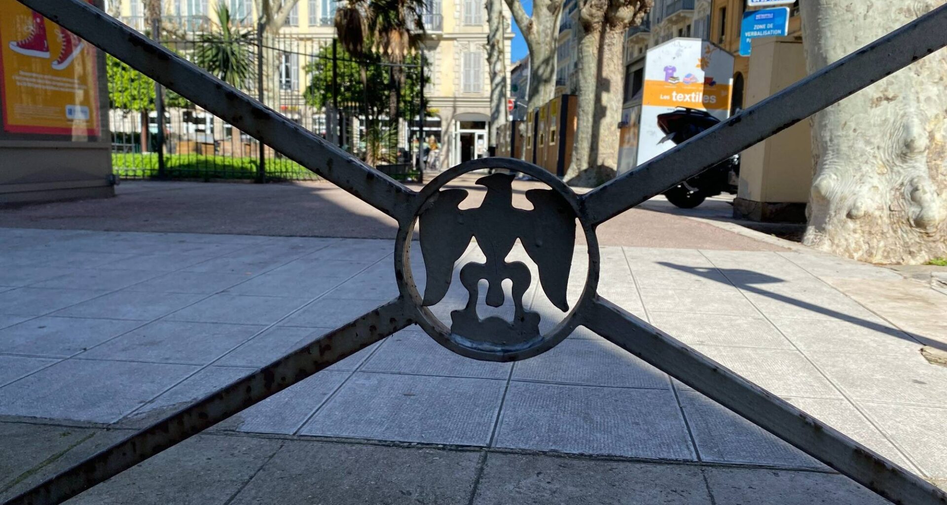 L’aigle niçois monte sur les barricades de la ville