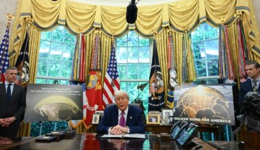 Le président américain Donald Trump parle à la presse au moment d'annoncer la construction d'un "Dôme d'or" antimissiles pour les Etats-Unis, dans le Bureau ovale de la Maison Blanche, à Washington, le 20 mai 2025