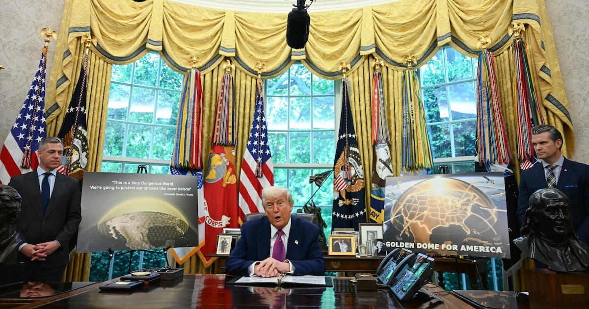 Le président américain Donald Trump parle à la presse au moment d'annoncer la construction d'un "Dôme d'or" antimissiles pour les Etats-Unis, dans le Bureau ovale de la Maison Blanche, à Washington, le 20 mai 2025
