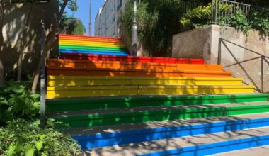 À Paris, les « escaliers LGBT », peints en blanc par des malfaiteurs homophobes, ont retrouvé leurs couleurs