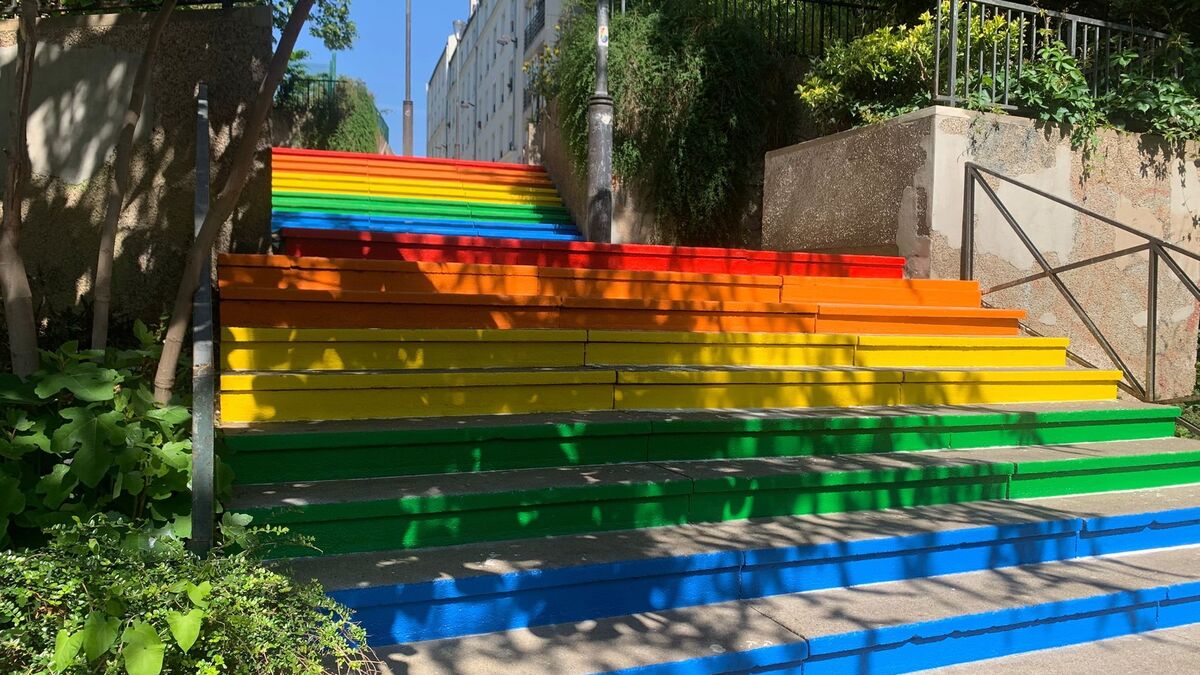 À Paris, les « escaliers LGBT », peints en blanc par des malfaiteurs homophobes, ont retrouvé leurs couleurs