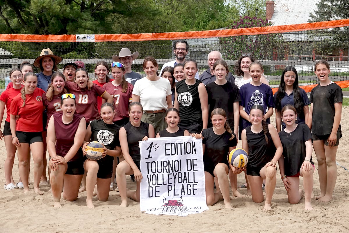 On voit ici l’ensemble des jeunes athlètes qui ont pris part au tournoi de volleyball de plage. Ces dernières ont reçu la visite de la ministre responsable du Sport, du Loisir et du Plein air, Isabelle Charest, de même que, en arrière-plan, du DG du CSSVDC, Carl Morissette, et du maire de Bedford, Claude Dubois.
