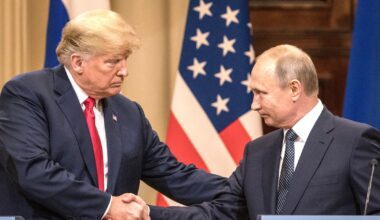 Le président Donald Trump (à gauche) et le président russe Vladimir Poutine se serrent la main lors d'une conférence de presse conjointe après leur sommet du 16 juillet 2018 à Helsinki, en Finlande.