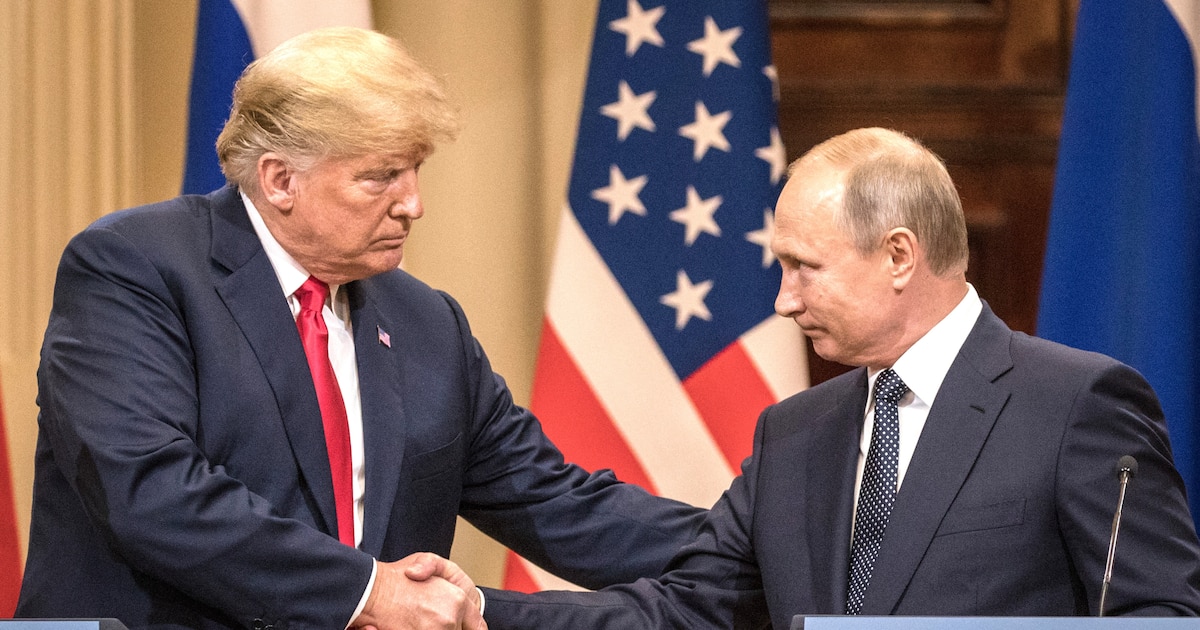 Le président Donald Trump (à gauche) et le président russe Vladimir Poutine se serrent la main lors d'une conférence de presse conjointe après leur sommet du 16 juillet 2018 à Helsinki, en Finlande.