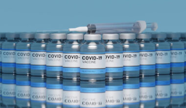 Les vaccins ARNm contre la Covid-19 mis en cause par "Les Enfants d'Hippocrate"