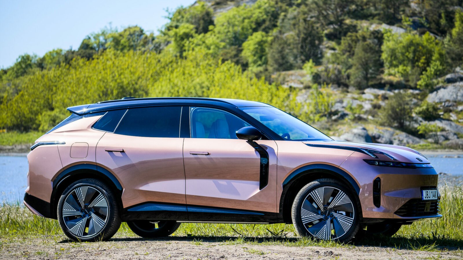 On a roulé en Lynk & Co 08, le SUV hybride rechargeable qui humilie presque la voiture électrique sur son terrain