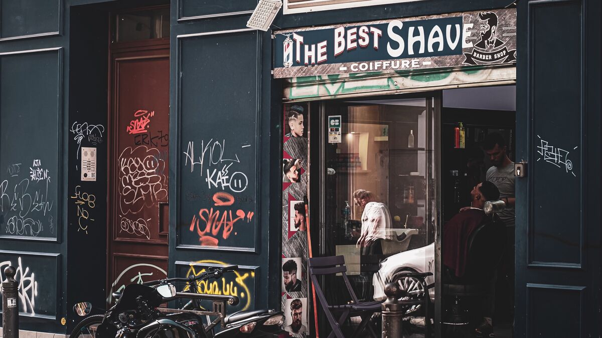Des coupes fraîches aux règles floues : les barbershops poussent-ils trop vite à Marseille ?