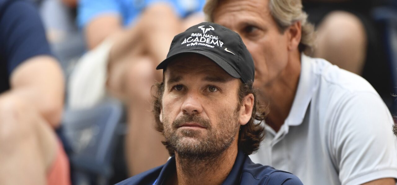 ATP > Carlos Moya (ex-coach de Nadal) donne ses 4 favoris pour Roland-Garros : "Djokovic se sent un peu vide depuis qu'il a réalisé son rêve mais il ne faut jamais sous-estimer l'un des plus grands joueurs de l'histoire"