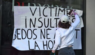 « Bedos, né avant la honte » : les féministes affichent la maison d’édition de l’acteur à Paris