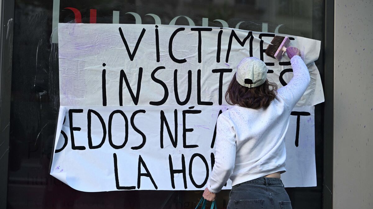 « Bedos, né avant la honte » : les féministes affichent la maison d’édition de l’acteur à Paris