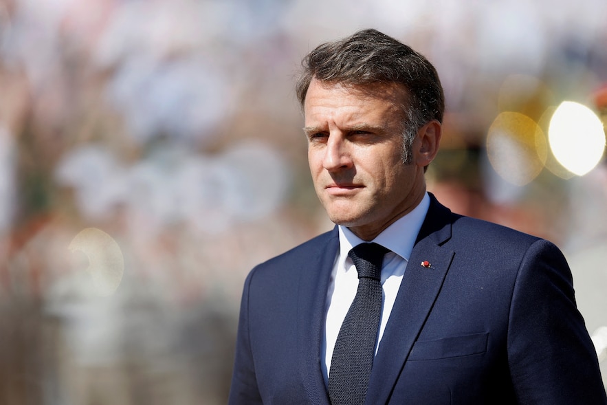 Le président français Emmanuel Macron passe en revue les troupes lors de la cérémonie commémorant la bataille de Camerone en 1863, le 30 avril 2025 à Aubagne (Bouches-du-Rhône)