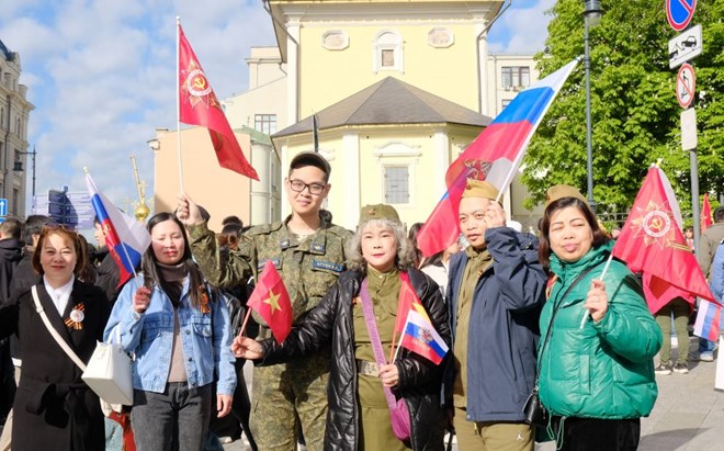 Les Vietnamiens en Russie applaudissent le défilé militaire à Moscou