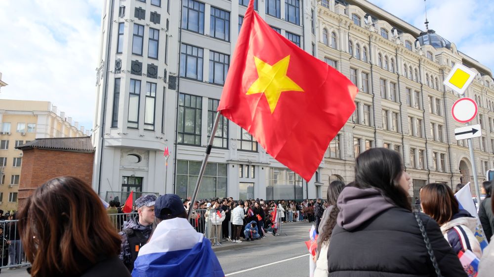 Le 7 mai, des Vietnamiens en Russie ont assisté à la répétition générale du défilé militaire célébrant le 80e anniversaire du Jour de la Victoire. Photo : Thuy An