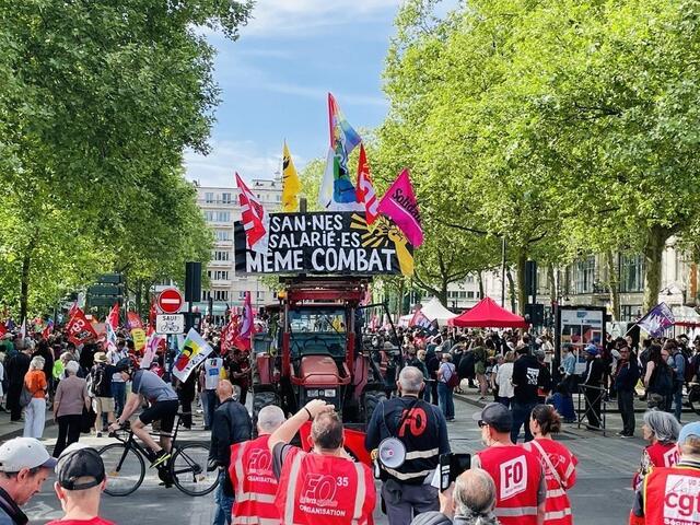photo le cortège du 1er-mai à rennes, avant le départ, place de bretagne.  ©  marc ollivier/ouest-france