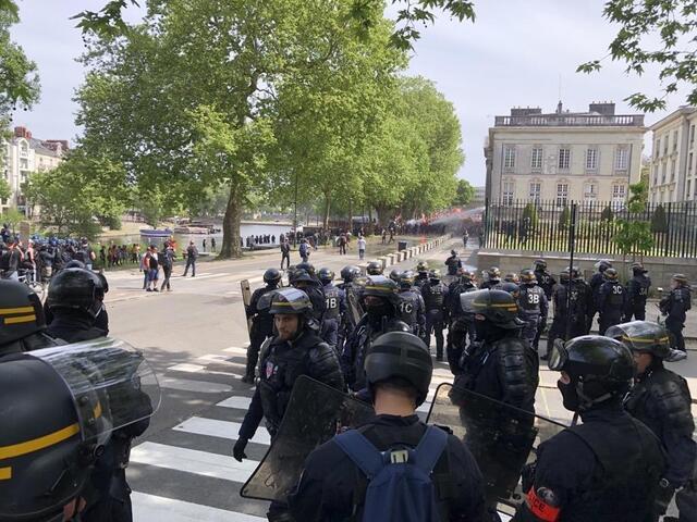 photo des incidents devant l’hôtel du département et la préfecture.  ©  photo presse océan - xb