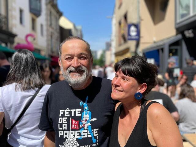 photo jacques ars, cofondateur de la fête de la paresse, et sophie ellendt, présidente de l’association des commerçants de la rue saint-malo, jeudi 1er mai 2025, lors de la fête de la paresse.  ©  ouest-france