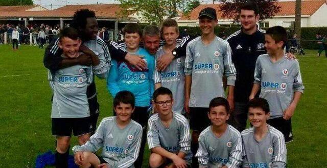 photo  alors u11, louis leroux (en bas à droite), était surclassé avec les u13 du longeron-torfou, avant de rejoindre le fc nantes, où il a gravi les échelons, jusqu’à la l1, cette année.  ©  as longeron-torfou 