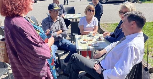 photo  la maire, isabelle assih, et le préfet du finistère, alain espinasse, viennent à la rencontre de la population, dans le quartier de kermoysan, ce samedi 3 mai 2025.  ©  ouest-france 