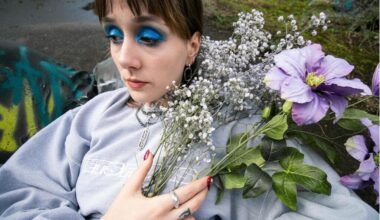 « Être artiste est un marathon » : originaire du sud de Rennes, la chanteuse Iris2000 croit en