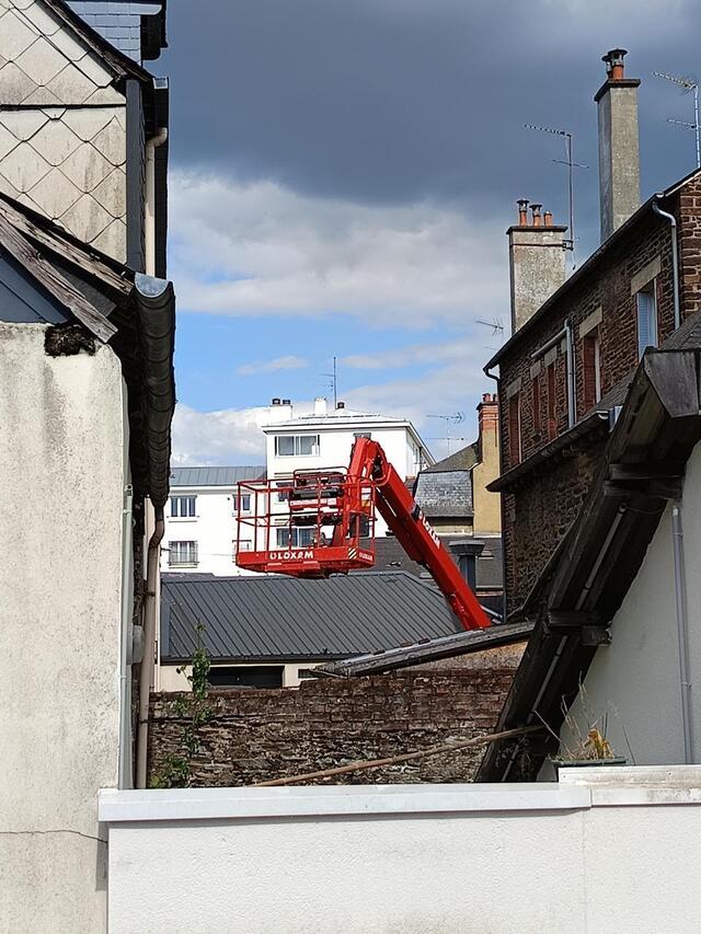 photo une équipe d’agents municipaux équipée d’une nacelle élévatrice semble être à l’œuvre dans l’arrière-cour.  ©  ouest-france.