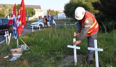 « Il y a eu des larmes » : à ArcelorMittal à Nantes, 97 croix pour la mort des emplois de