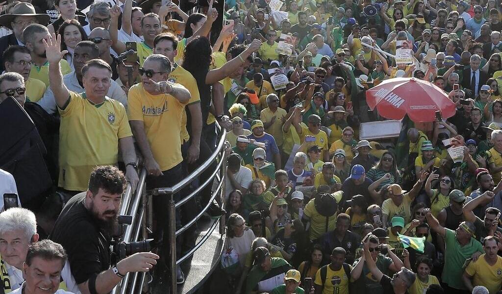 Sur les lieux des émeutes de Brasilia, Bolsonaro promet de « continuer le combat »