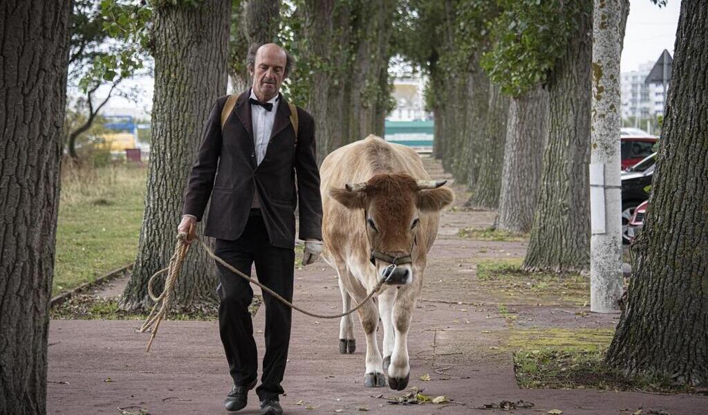 « Bubu », pilier de Royal de Luxe, et M. Robert avec sa vache s’en est allé