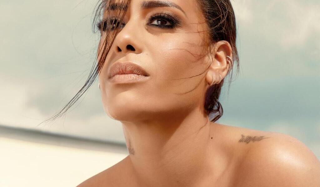 Amel Bent dédicace son dernier album dans la galerie Atlantis, à Nantes, samedi