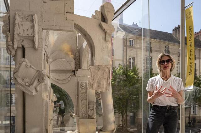 photo l'artiste michaela sanson-braun devant son installation peaches and cream exposée dans la vitrine du parvis du musée d'arts de nantes.  ©  photo presse océan-thierry butzbach