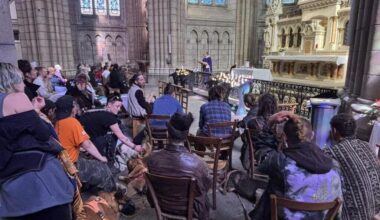 À Rennes, hommage et émotion pour un sans-abri décédé sur les marches d’une église