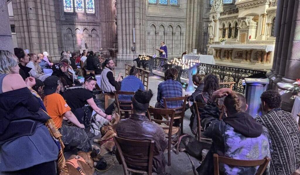 À Rennes, hommage et émotion pour un sans-abri décédé sur les marches d’une église