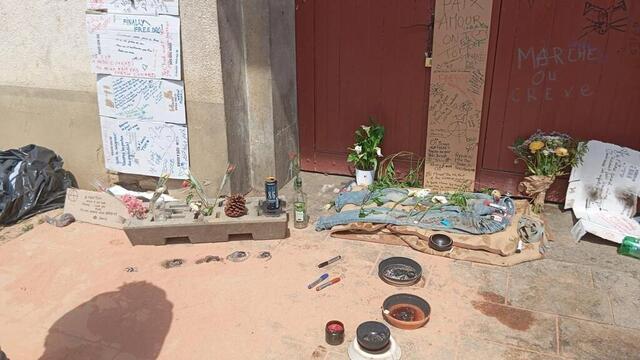 photo des sans-abri de rennes ont confectionné un petit autel en mémoire de tom, un homme décédé place sainte-anne.  ©  paroisse notre-dame de bonne-nouvelle