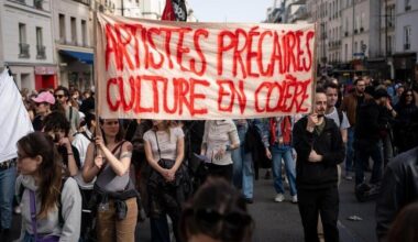 Un rassemblement festif s’est tenu à Paris contre les coupes budgétaires dans la culture