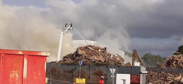 photo une épaisse fumée blanche se dégage de l’usine de traitement des déchets arc-en-ciel, gérée par véolia, à l’entrée de couëron, près de nantes, ce mardi 27 mai.  ©  ouest-france