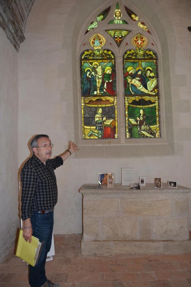 photo gilles naour, médiateur culturel pour la ville d’orvault, montre le vitrail de la chapelle, dont une partie date du xvie siècle.  ©  ouest-france