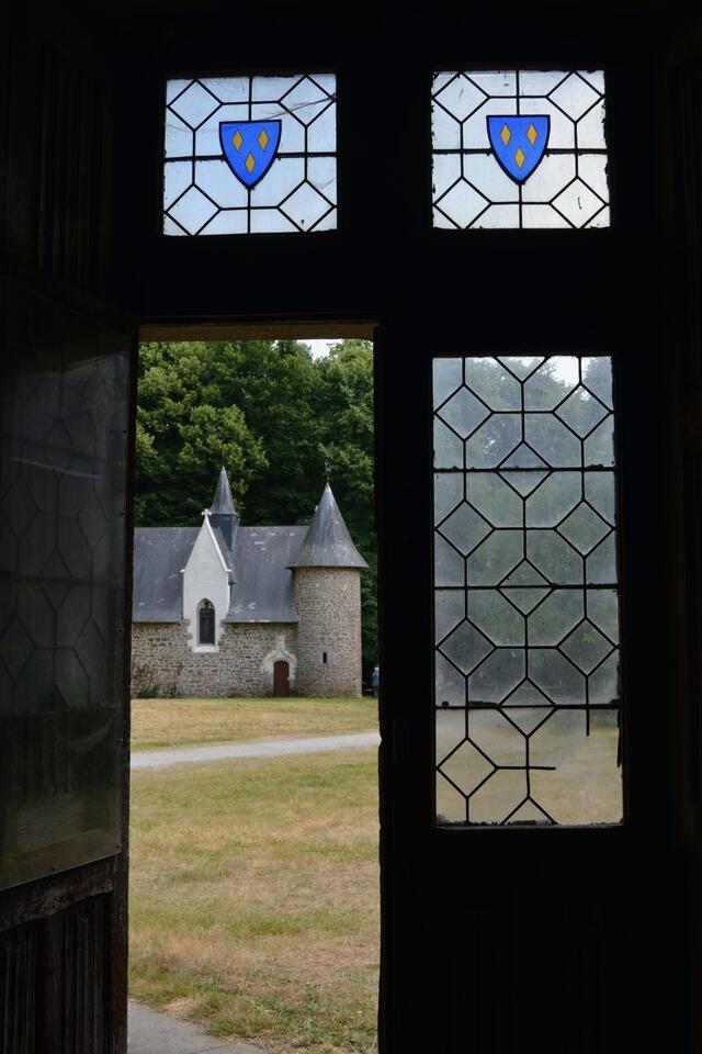 photo sur la porte, le blason de la famille de sécillon.  ©  ouest-france