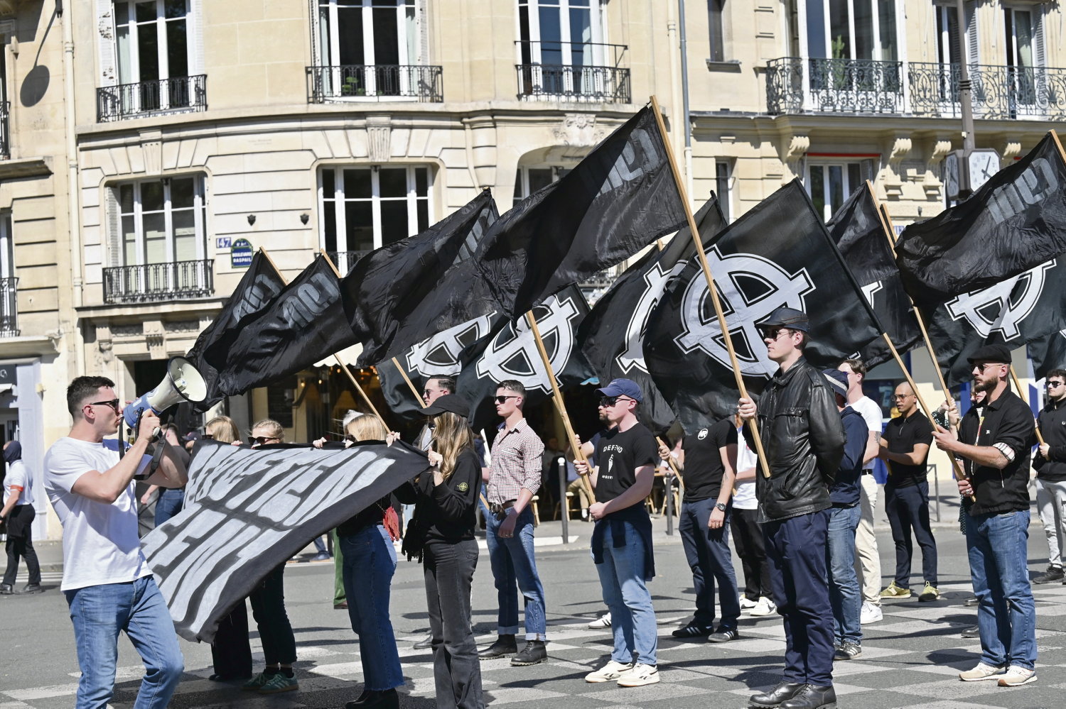 Manifestation néofasciste à Paris : derrière le folklore, une violence et une influence politique grandissantes