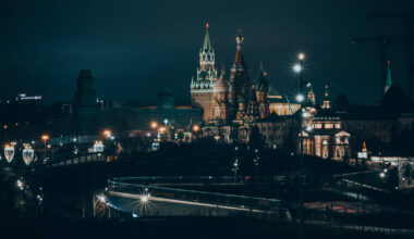 «Moscou X» de David McCloskey, jeu pervers au Kremlin – Libération