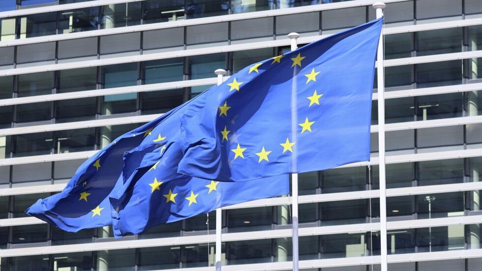 Le drapeau européen flottant devant le Parlement européen à Strasbourg, le 7 mai 2025.
